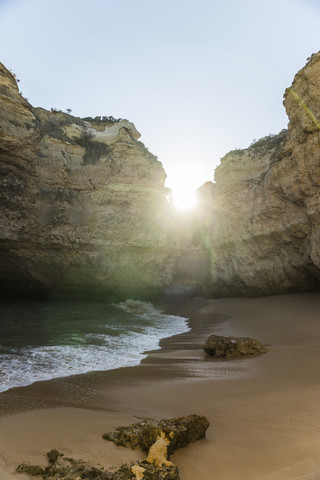 Portugal, Algarve, Albufeira, Bucht bei Dämmerung, lizenzfreies Stockfoto