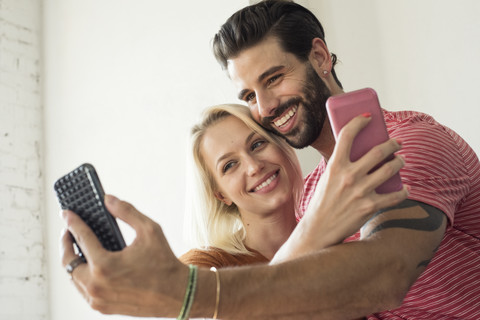 Glückliches junges Paar macht ein Selfie, lizenzfreies Stockfoto