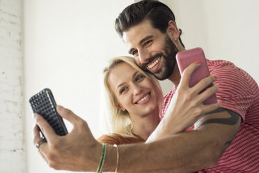 Glückliches junges Paar macht ein Selfie - WESTF22102