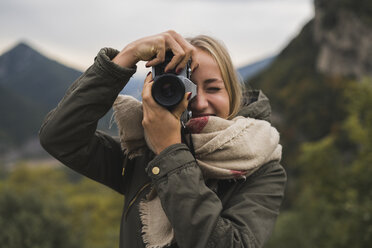 Junge Frau fotografiert im Freien - KKAF00075