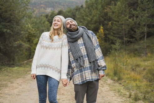 Glückliches junges Paar im Freien im Herbst - KKAF00083