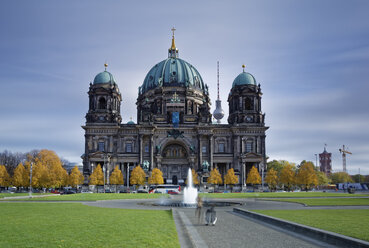 Deutschland, Berlin, Blick auf den Berliner Dom mit Fernsehturm im Hintergrund - GFF00882