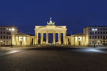 Deutschland, Berlin, Blick auf das beleuchtete Brandenburger Tor bei Nacht - GFF00890