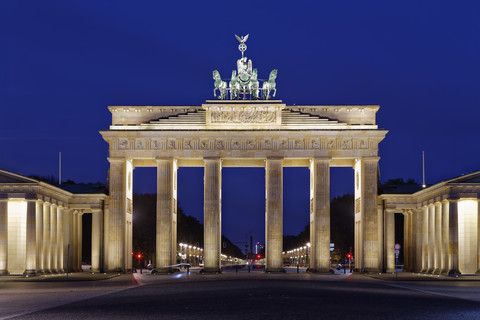 Deutschland, Berlin, Blick auf das beleuchtete Brandenburger Tor bei Nacht, lizenzfreies Stockfoto