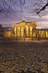 Deutschland, Berlin, Blick auf das beleuchtete Brandenburger Tor - GFF00894