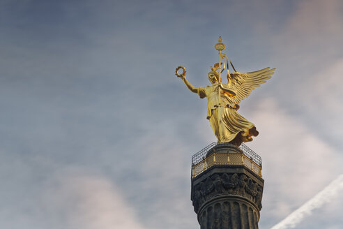 Deutschland, Berlin, Blick auf Siegessäule gegen bewölkten Himmel - GFF00897