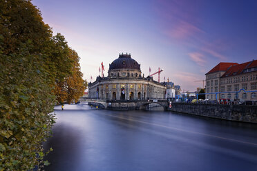 Deutschland, Berlin, Bode-Museum in der Dämmerung - GFF00902