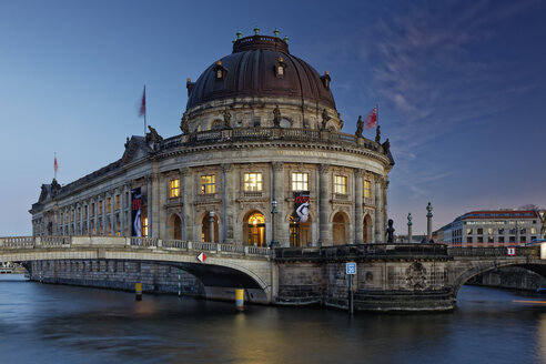 Deutschland, Berlin, Bode-Museum in der Dämmerung - GF00903