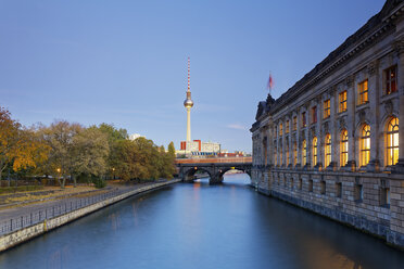 Deutschland, Berlin, Blick auf Fernsehturm und Fassade des beleuchteten Bode-Museums - GFF00904