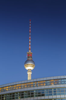 Deutschland, Berlin, Blick auf den Fernsehturm am Alexanderplatz - GFF00907