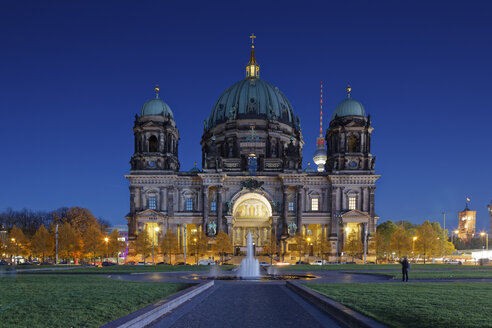 Deutschland, Berlin, Blick auf den beleuchteten Berliner Dom mit Fernsehturm im Hintergrund - GFF00908