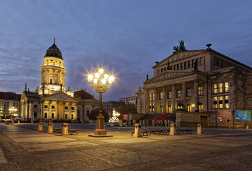 Germany, Berlin, view to German Cathedral and Konzerthaus at Gendarmenmarkt - GF00909