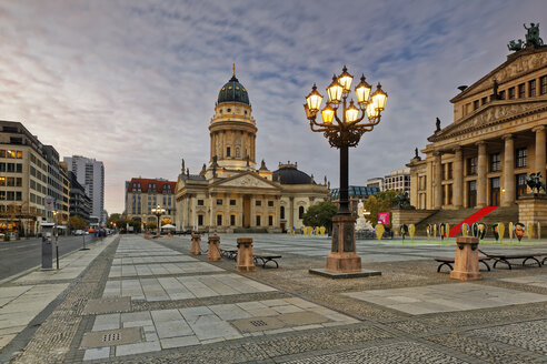 Deutschland, Berlin, Blick auf Konzerthaus und Deutschen Dom am Gendarmenmarkt - GF00911