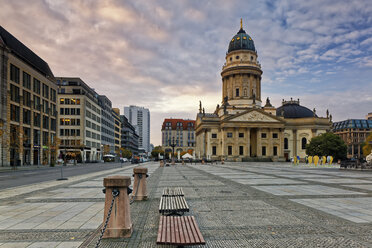 Deutschland, Berlin, Blick auf den Deutschen Dom am Gendarmenmarkt - GF00912