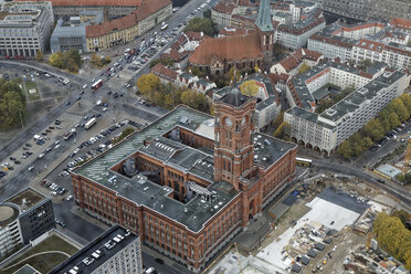 Deutschland, Berlin, Rotes Rathaus von oben gesehen - GFF00913