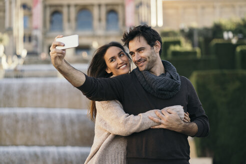 Spanien, Barcelona, verliebtes Paar macht Selfie mit Handy - KKAF00116
