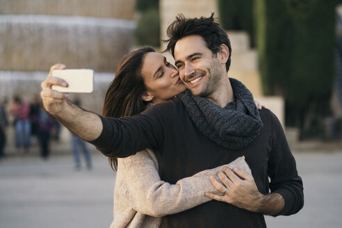 Verliebtes Paar macht Selfie mit Handy - KKAF00117