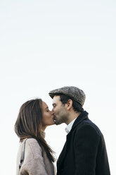 Paar küsst sich vor dem Himmel - KKAF00121
