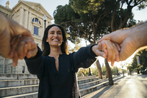 Spanien, Barcelona, Porträt einer glücklichen Frau, die mit ihrem Mann Händchen hält - KKAF00131
