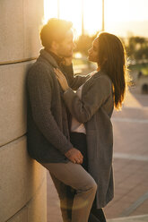 Verliebtes Paar von Angesicht zu Angesicht bei Sonnenuntergang - KKAF00136