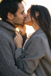 Couple kissing - KKAF00137
