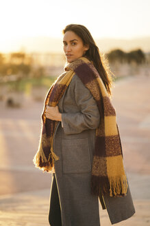 Porträt einer Frau mit Mantel und langem Schal - KKAF00142