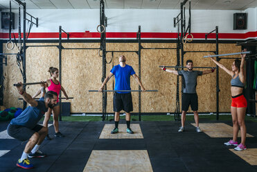 Gruppe von Sportlern beim Training im Fitnessstudio - KIJF00912