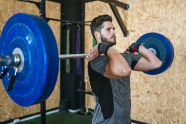 Man lifting barbell in gym - KIJF00922