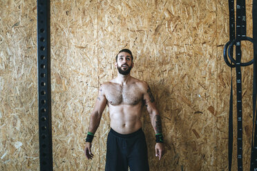 Man preparing for exercises in gym - KIJF00932