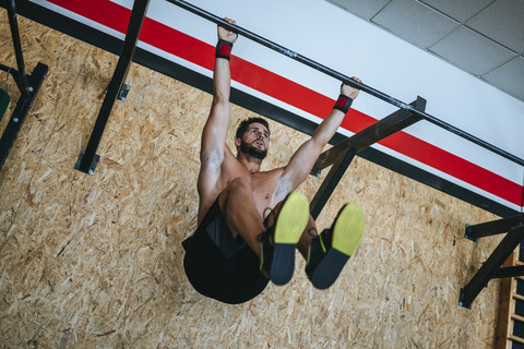 Mann macht Übungen im Fitnessstudio, lizenzfreies Stockfoto