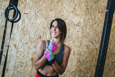 Lächelnde Frau im Fitnessstudio - KIJF00936