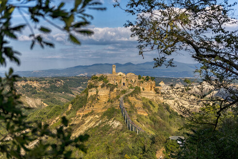 Italien, Latium, Blick auf Civita di Bagnoregio - LOMF00443