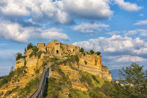 Italien, Latium, Blick auf Civita di Bagnoregio bei Sonnenuntergang - LOMF00444