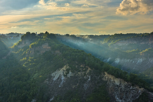 Italien, Latium, Badlands bei Sonnenuntergang - LOMF00445