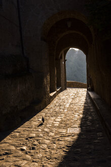 Italien, Latium, Bogengang in Civita di Bagnoregio bei Sonnenuntergang - LOMF00446