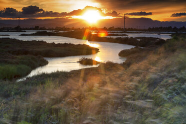 Spanien, Tarragona, Ebro-Delta, Lagune von Tancada bei Sonnenuntergang - DSGF01169