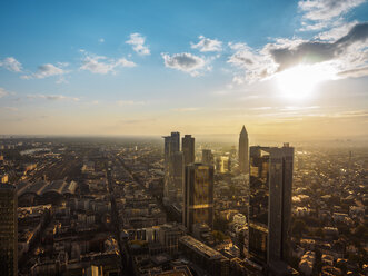 Deutschland, Frankfurt, Stadtansicht bei Sonnenuntergang von oben gesehen - KRPF02050