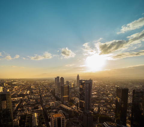 Deutschland, Frankfurt, Stadtansicht bei Sonnenuntergang von oben gesehen, lizenzfreies Stockfoto