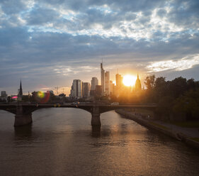 Deutschland, Frankfurt, Blick auf das Finanzviertel bei Sonnenuntergang mit der Ignatz-Bubis-Brücke im Vordergund - KRPF02058