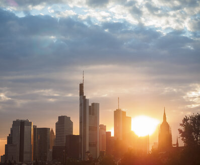 Deutschland, Frankfurt, Blick auf die Skyline des Finanzviertels bei Sonnenuntergang - KRPF02059