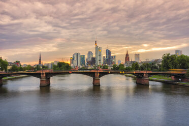 Deutschland, Frankfurt, Blick auf das Finanzviertel bei Sonnenuntergang mit der Ignatz-Bubis-Brücke im Vordergund - KRPF02060