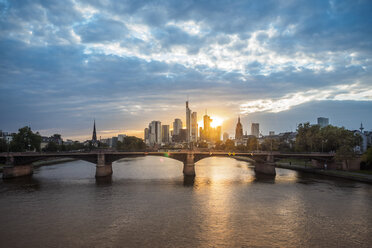 Deutschland, Frankfurt, Blick auf das Finanzviertel bei Sonnenuntergang mit der Ignatz-Bubis-Brücke im Vordergund - KRPF02061