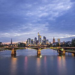 Deutschland, Frankfurt, Blick auf das Finanzviertel zur blauen Stunde mit der Ignatz-Bubis-Brücke im Vordergund - KRPF02062