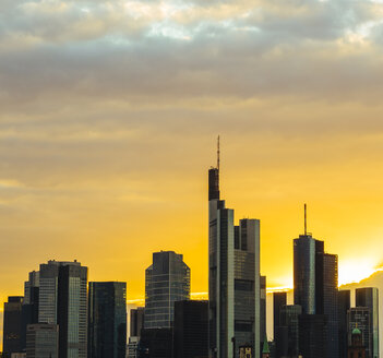 Deutschland, Frankfurt, Blick auf Wolkenkratzer im Finanzviertel bei Sonnenuntergang - KRPF02063