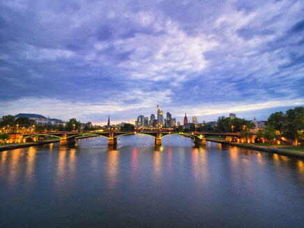 Deutschland, Frankfurt, Blick auf das Finanzviertel in der Dämmerung mit der Ignatz-Bubis-Brücke im Vordergrund - KRPF02065