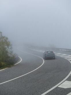 Italien, Sizilien, Autofahrt auf dem Pass des Ätna bei dichtem Nebel - AMF05115