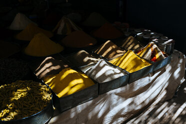 Morocco, Rissani, spices in market stall - KIJF00991