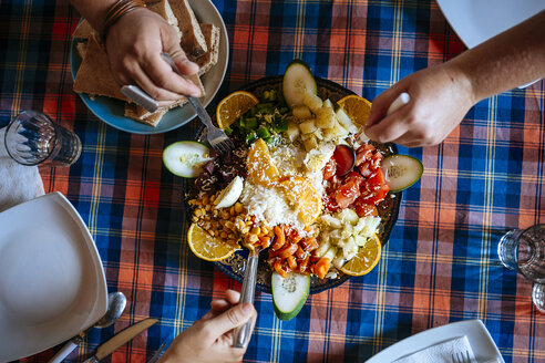 Drei Personen essen gemeinsam marokkanischen Salat, Teilansicht - KIJF00997