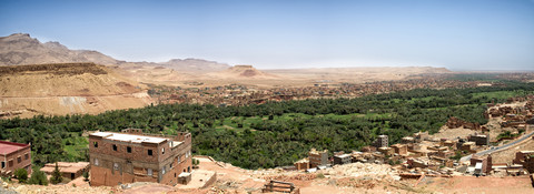 Marokko, Midelt, Panoramablick auf das Draa-Tal mit Palmen, lizenzfreies Stockfoto