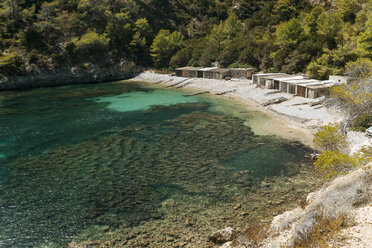 Spanien, Ibiza, Fischerhütten am Strand von Llentrisca - KIJF01008